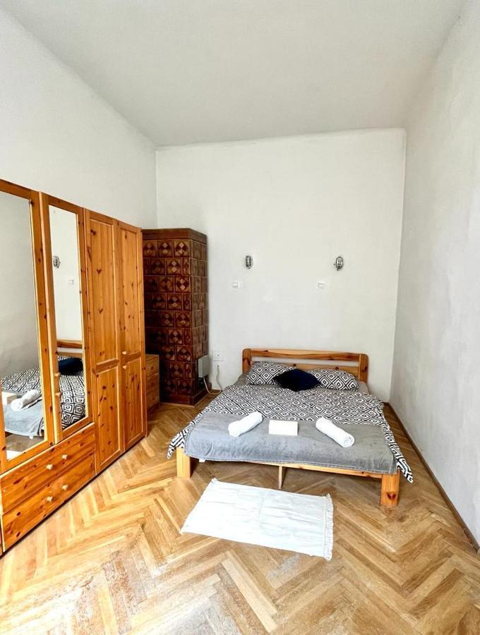 Nice Bedroom Near The Bus And Train Station Красков Екстериор снимка