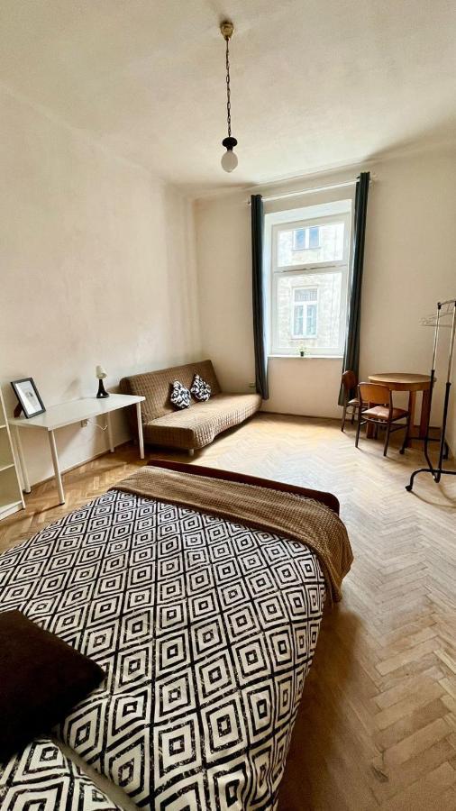 Nice Bedroom Near The Bus And Train Station Красков Екстериор снимка