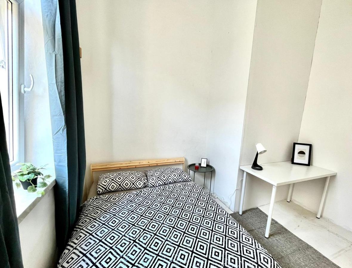 Nice Bedroom Near The Bus And Train Station Красков Екстериор снимка